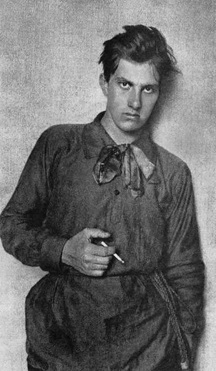 Владимир Маяковский. Фото 1910-х гг.