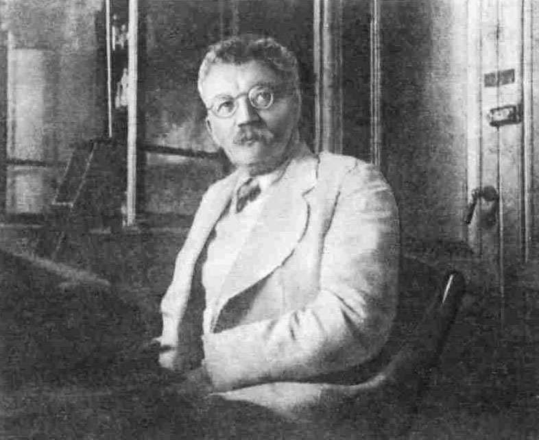 А.Е. Чичибабин в рабочем кабинете. Фото 1920-х гг.