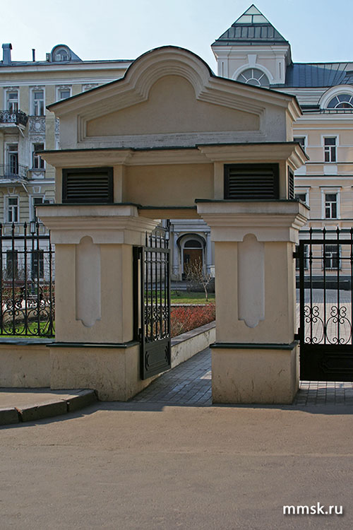 Бобров переулок, дом 6. 'Калитка' в Библиотеку Тургенева. Фото 2007 г.