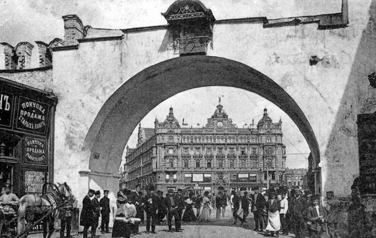 Вид дома 'Россия' из Никольских ворот. Фото 1910-х гг.