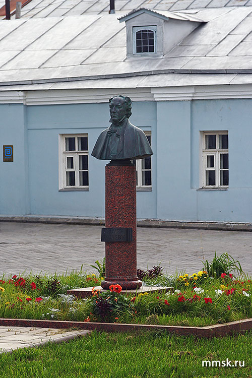 Памятник Тютчеву. Фото 2007 г.