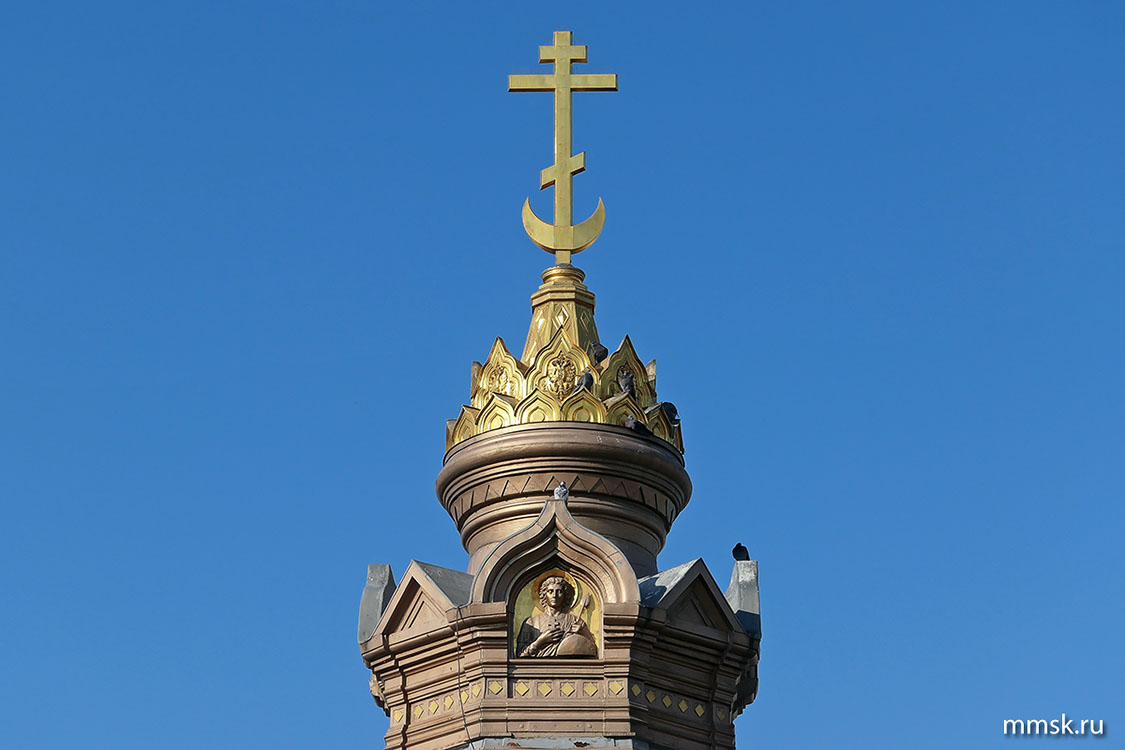 Памятник героям Плевны. Крест с полумесяцем. Фото 2019 г.