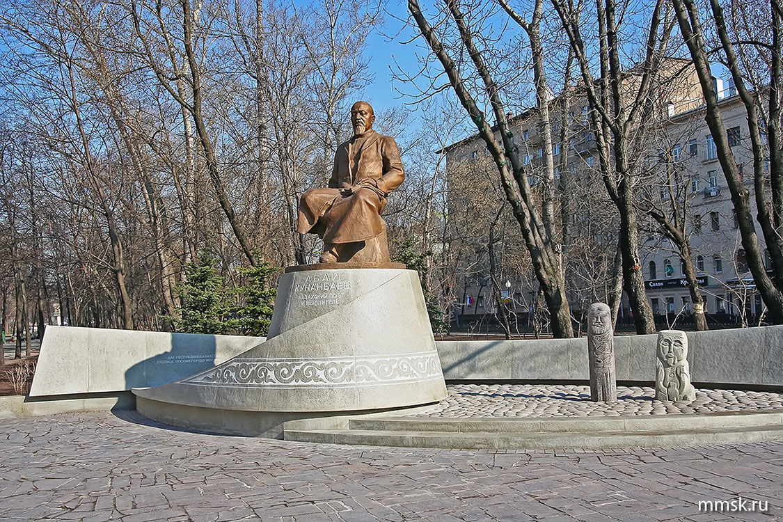 Памятник Абаю Кунанбаеву. Фото 2006 г.