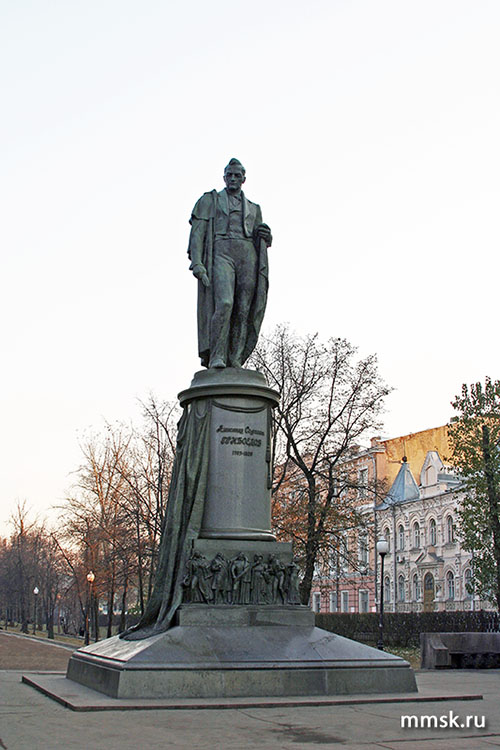Памятник Грибоедову на Чистых прудах. Фото 2005 г.