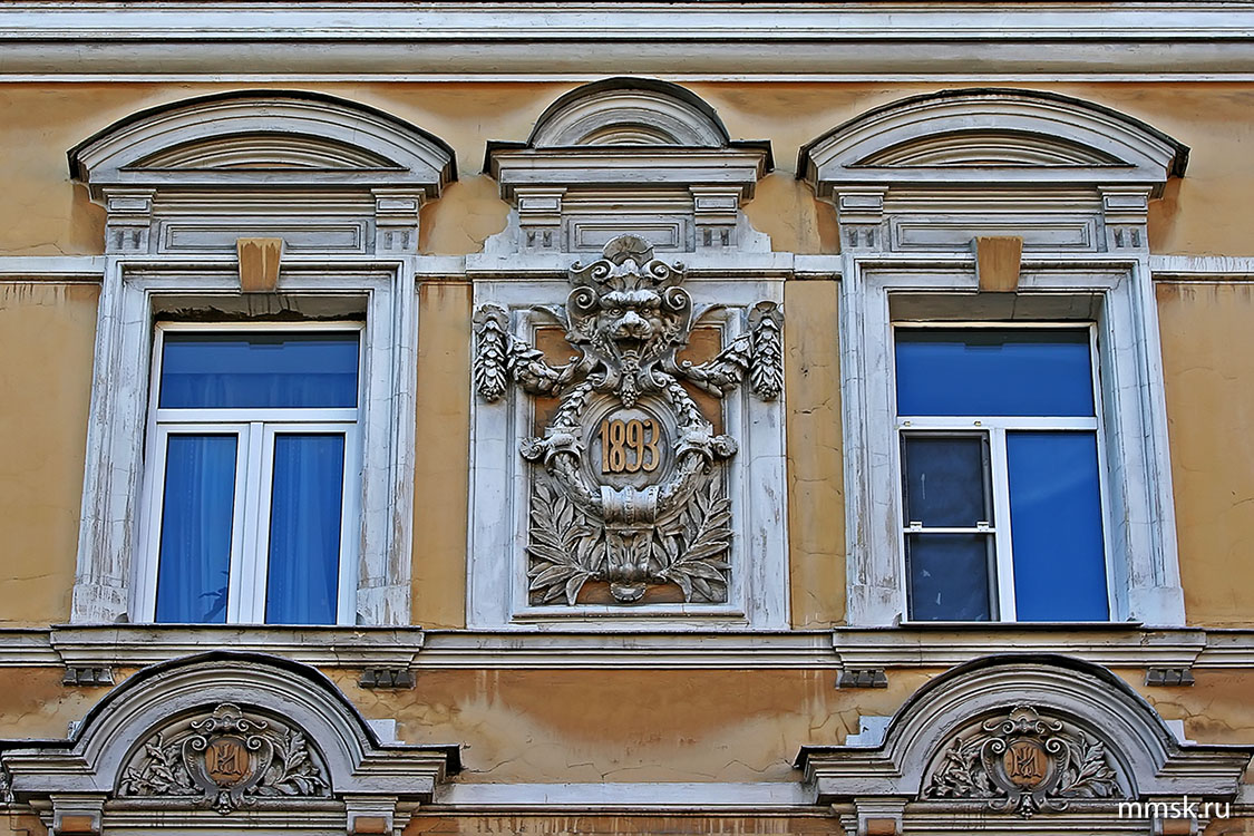 Улица Чаплыгина, 10. Дом Коровина. Лев-окно. Фото 2005 г.