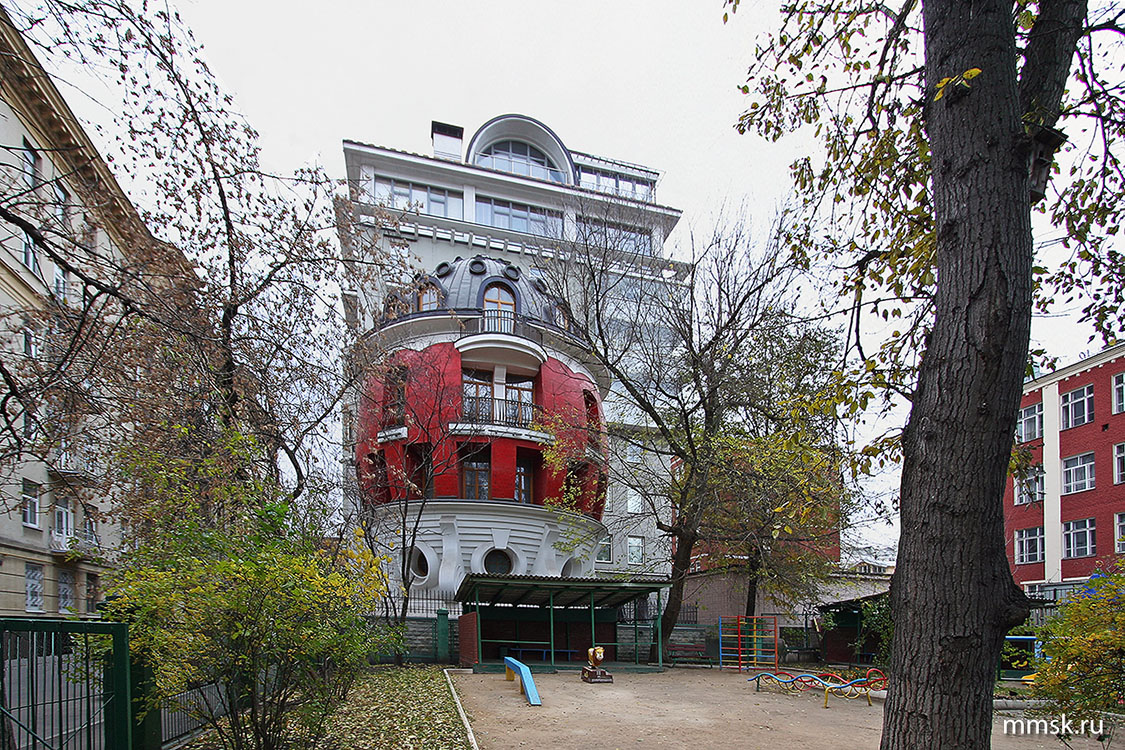 Улица Машкова, дом 1. Двухэтажный пентхаус с аркой. Фото 2006 г.