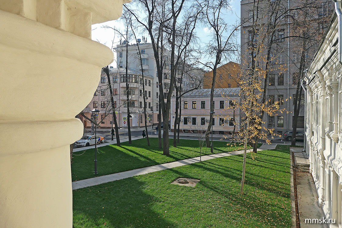 Большой Козловский. Сквер перед палатами Ратманова. Фото 2019 г.