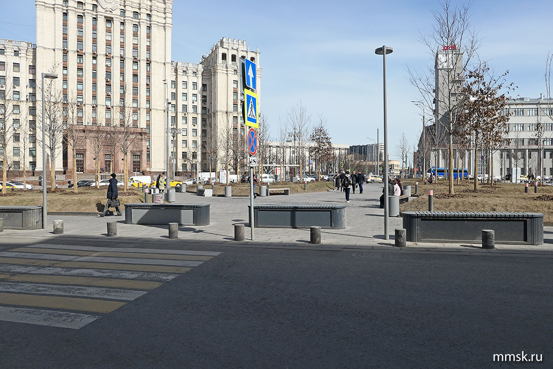 Вид площади Красные ворота в сторону Новой Басманной улицы. Фото 2019 г.