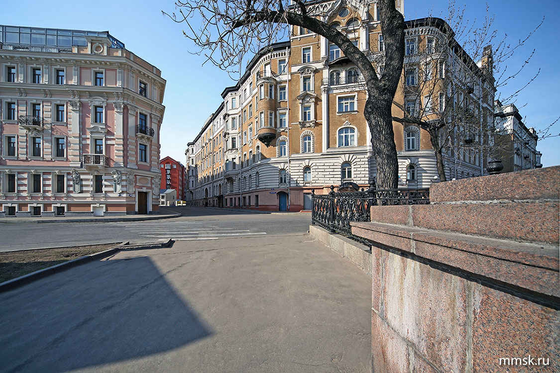 Тургеневская площадь у Фролова переулка. Фото 2007 г.
