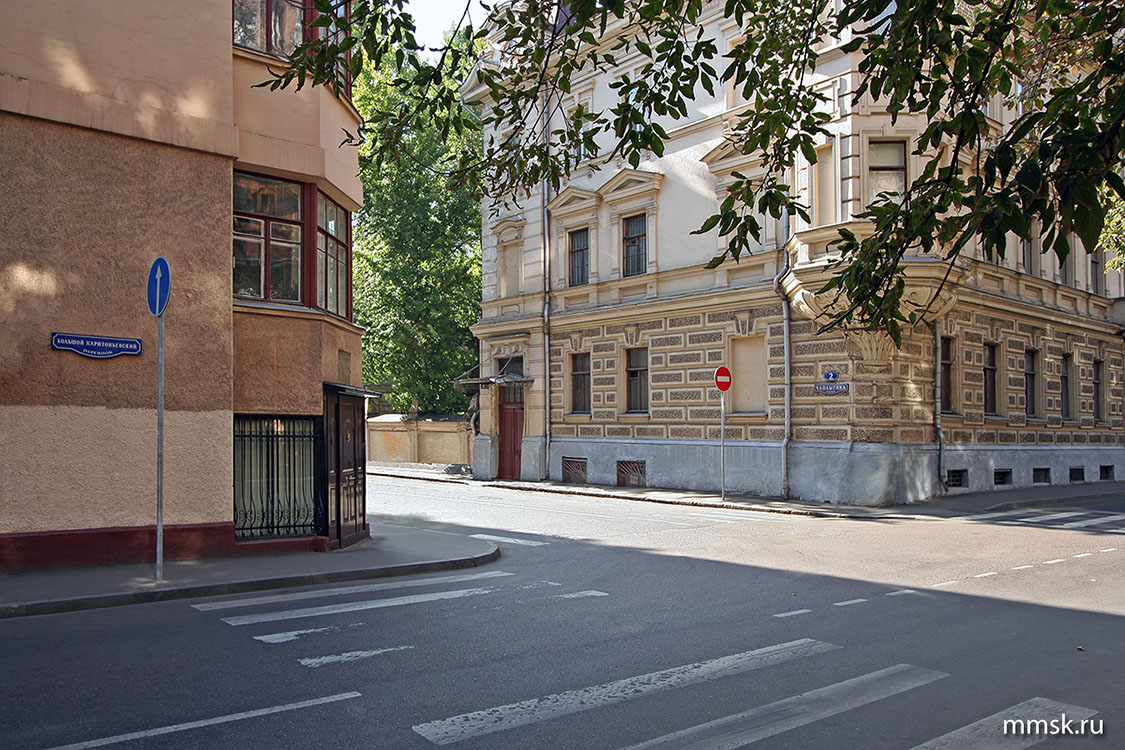 Перекресток улицы Чаплыгина и Большого Харитоньевского переулка. Фото 2005 г.