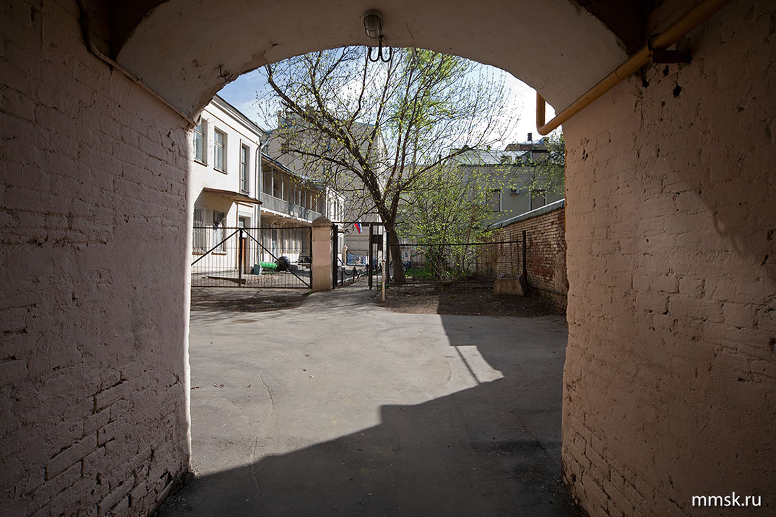 Б. Козловский, 6 К2. Вид из арки. 2012 г.